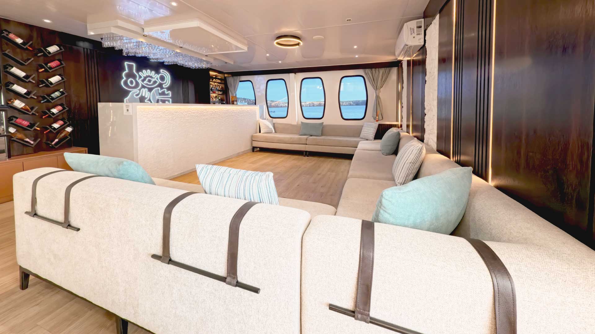 Instalaciones Slide Alya Catamaran - Galaxy Cruises