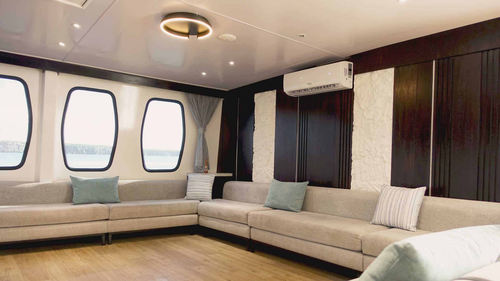Instalaciones Slide Alya Catamaran - Galaxy Cruises